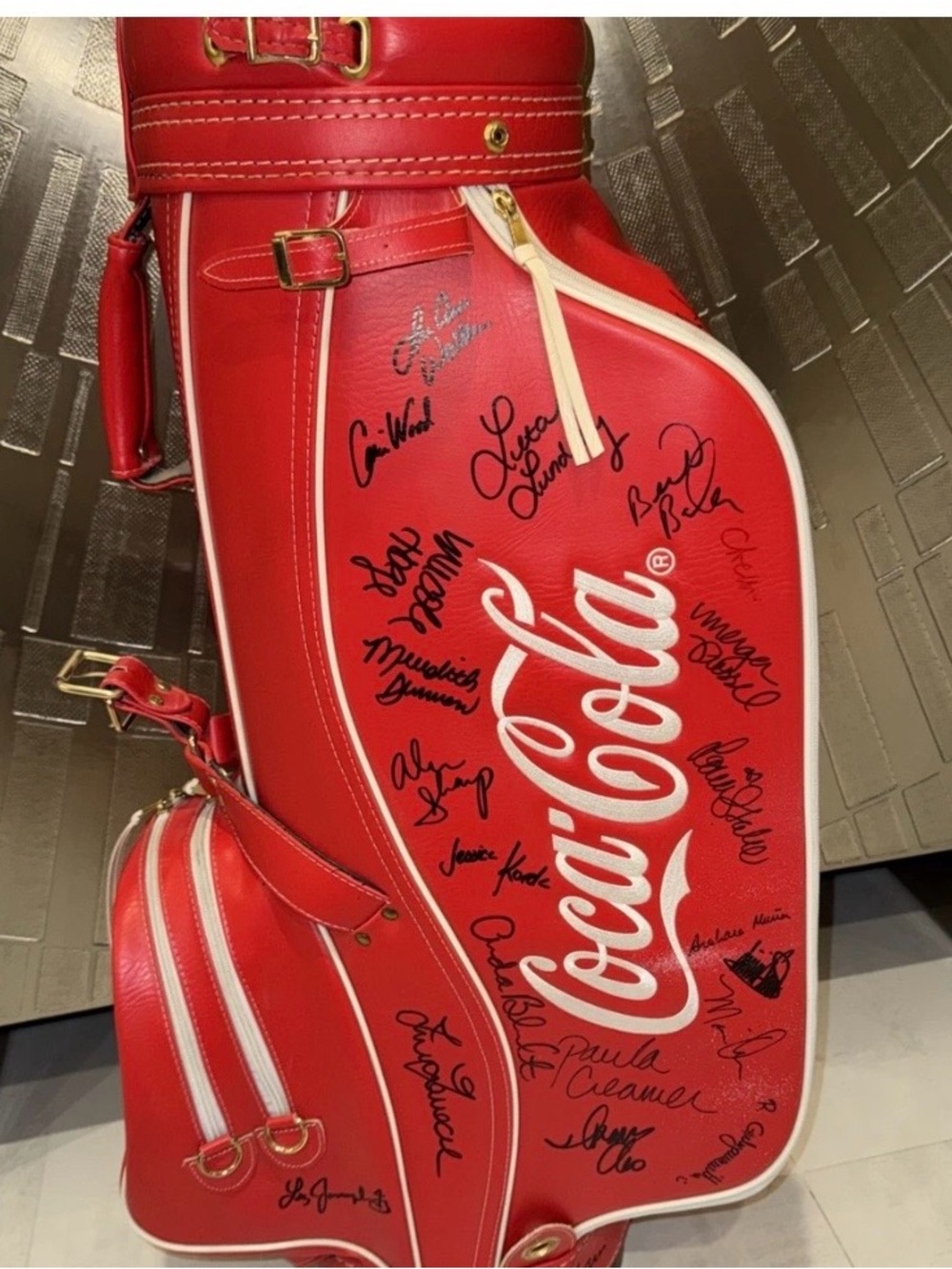 Golf Tour Bag, CoCa-Cola Collectible. 1 of kind. Signed by Various Golf Pros - Picture 5 of 6